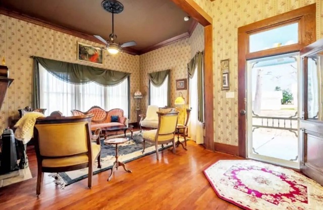 Luxe Historic Private Getaway Minutes to the Lake!