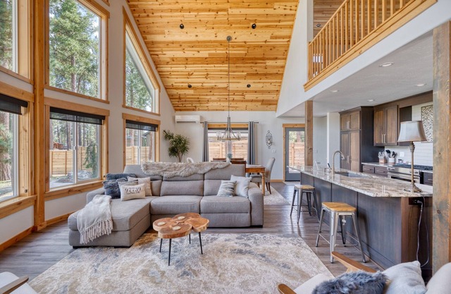 Luxe in La Pine, Sleeps 7, Hot Tub, 2 King Beds, 1 Queen Bed, 1 Twin Bed