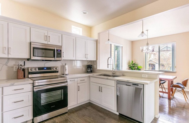 Luxe Issaquah 4BR w/Workspace & Backyard, nr Dining, by Blueground