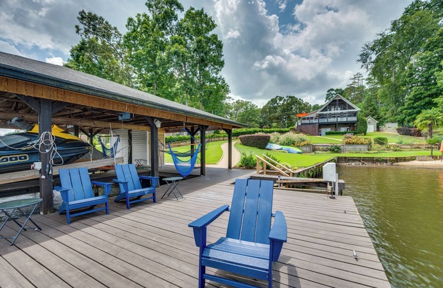 Luxe Lake Sinclair Living: Private Dock and Beach!
