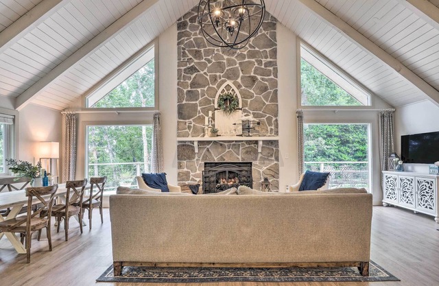 Luxe Lakefront Home w/ Large Deck & Kayaks!