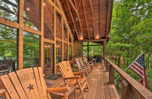 Luxe Lakefront Lodge w Dock, Hot Tub & Game Room