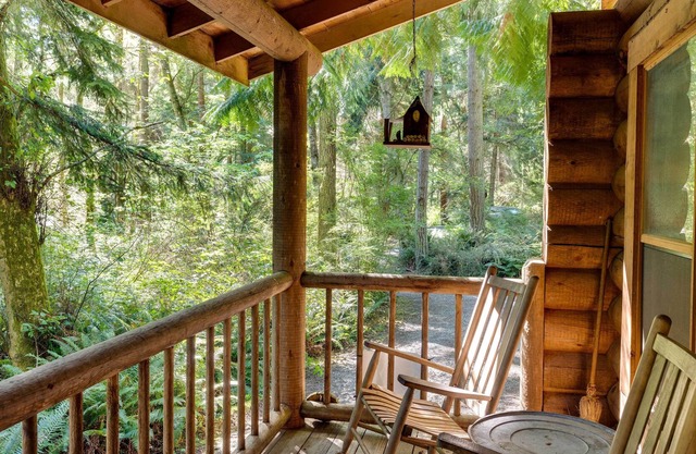 Luxe Log Cabin: 19 Acres of PNW Forest!