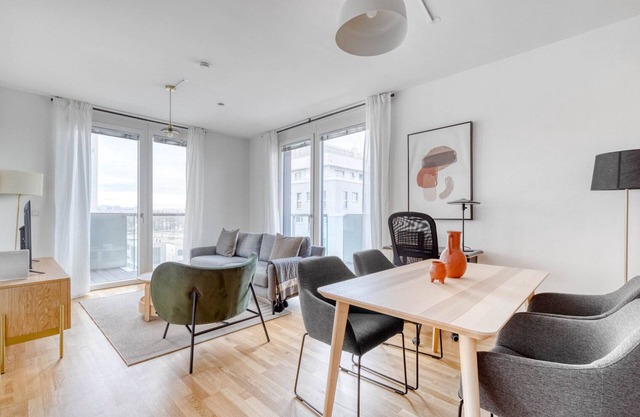 Luxe Marinatower 2BR w/Gym & Elevator, nr metro U2, by Blueground