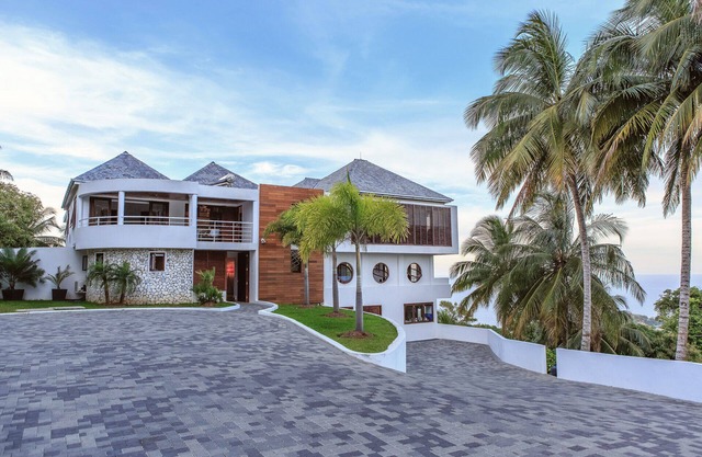 Luxe Modern Six-bedroom Cocosan Villa, Access to Geejam Hotel