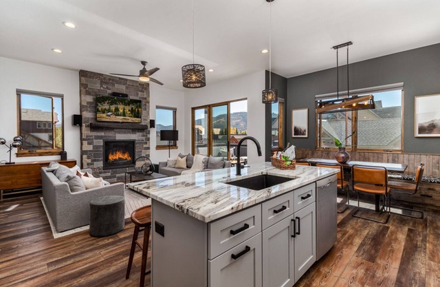 Luxe Mountain Townhouse Steps from Main St & Shuttle