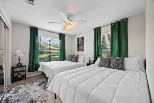 Luxe Oasis near downtown, pool, free parking