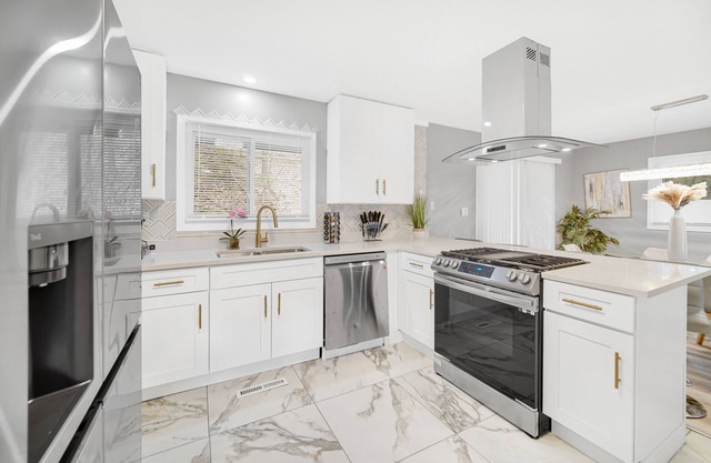 Luxe Oasis of Relaxation 4 Minutes from 2 White Sand Beaches off Lake Michigan