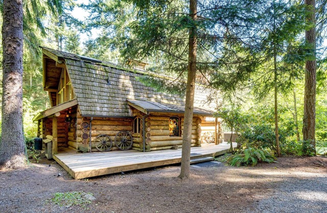 Luxe PNW Log Cabin w/ Fireplace & Waterfront Deck