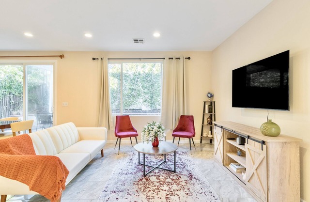 Luxe Private Getaway Near Coyote Hills Park!