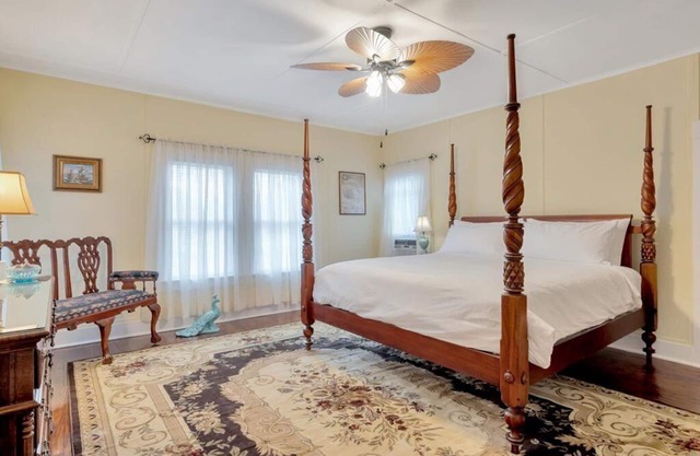 Luxe Private Room in Historic Home Near Lake!