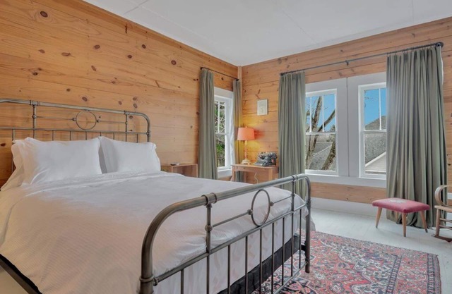 Luxe Private Room in Historic Manor Near Lake!