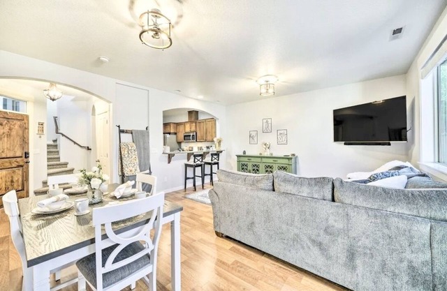 Luxe Private Vancouver Getaway Near DT & Portland!
