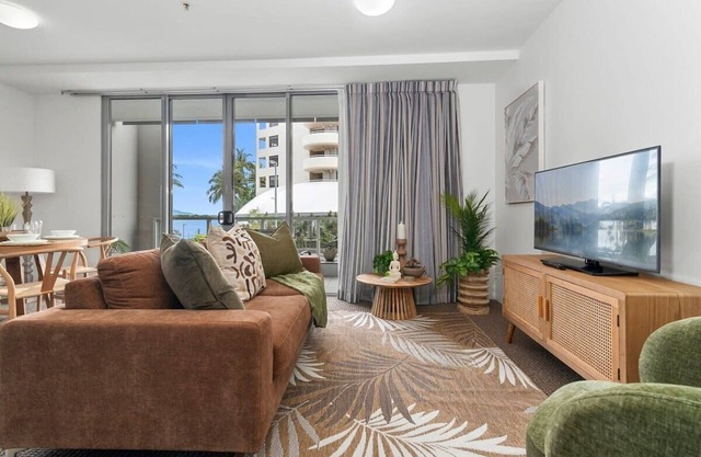 Luxe Retreat - Waterfront, Gym & prime Location