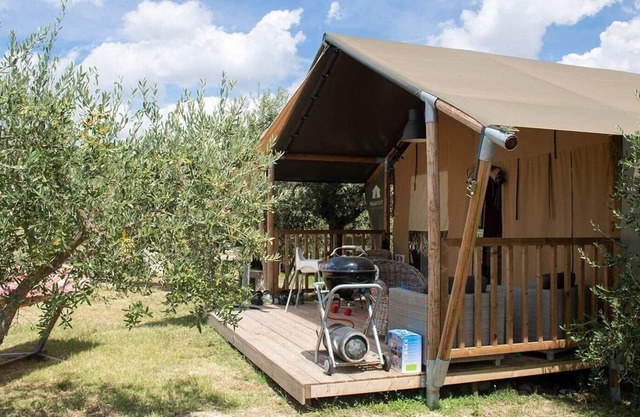 Luxe Sanitary XL 6 Pers. Villatent at small-scale camping Pian di Boccio