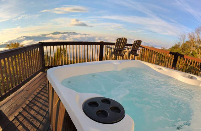 Luxe | Ski-In/Out | Hot Tub | Panoramic Views | Sleeps 10 | Beech Mtn