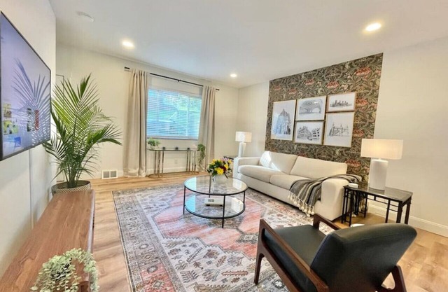 Luxe South Hills Home ❈ Free Parking ❈ Central