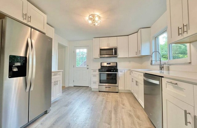 Luxe South Hills Home ❈ Central ❈ Free Parking