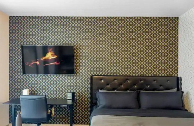 Luxe Studio, King Bed, Fast Wi-Fi, Work Desk, Gym
