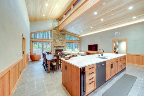 Luxe Valley Home with Sauna and Hot Tub Near Mazama