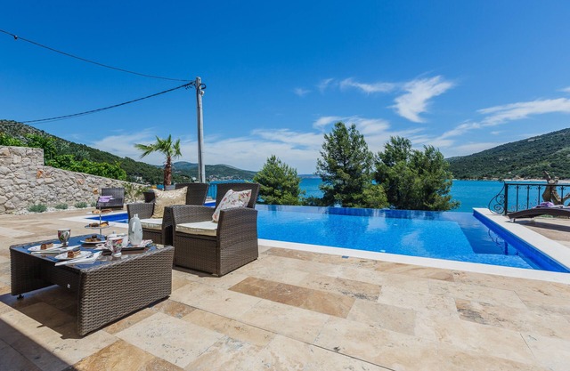 LUXE! Villa by the sea with heated pool! 15 mins from Split airport, (OWNER)