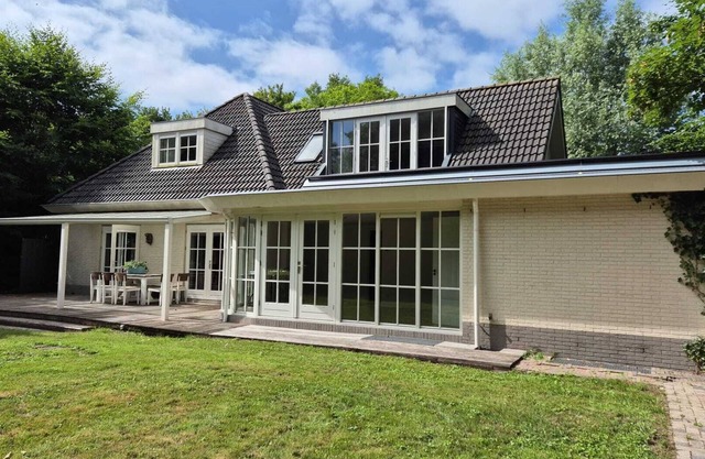 Luxe vrijstaande vakantiehuis vlakbij zee met wellness. Tot 12 pers. 10% korting
