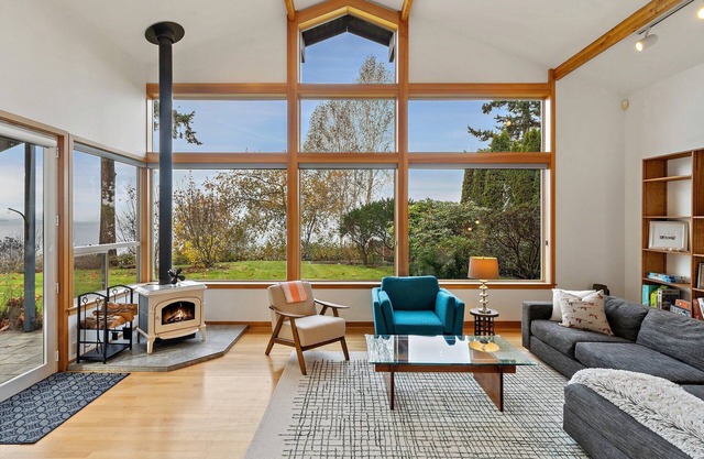 Luxe Waterfront Haven: 3BR Vaulted-Ceiling Home w/Scenic Ocean & Sunset Views