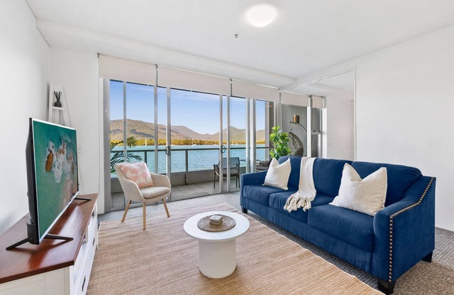 Luxe Waterfront - prime location, Pool, Gym & Sauna