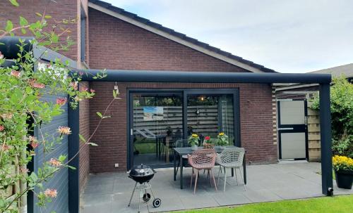 Luxe zomerwoning met omheinde tuin voor hond en kinderen