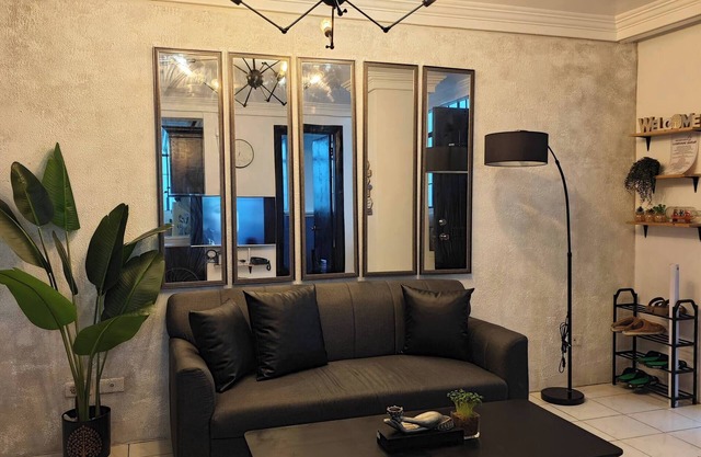 Luxhomme GuestHouse with Balcony