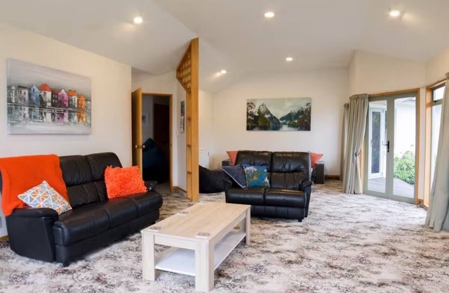 Luxmore House * Perfect Location *Free Fibre WiFi
