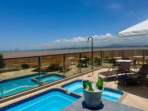 Luxo Frente Mar em 7 Qtos com Ar sendo 4 suites para até 18 pessoas, 2 Jacuzzi Aquecidas, piscina, brinquedoteca, 5min de Castelhanos