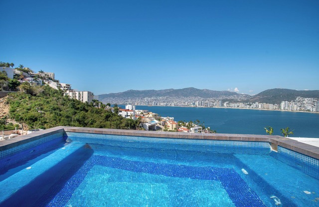 LUXO Villa Acapulco Zona Brisas Guitarrón