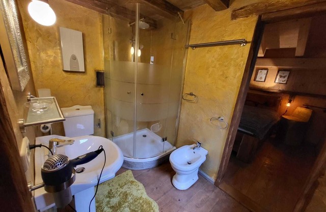 Luxuriös Ausgestattetes Blockhaus Inkl. Außensauna und Beheizbarem Badebottich
