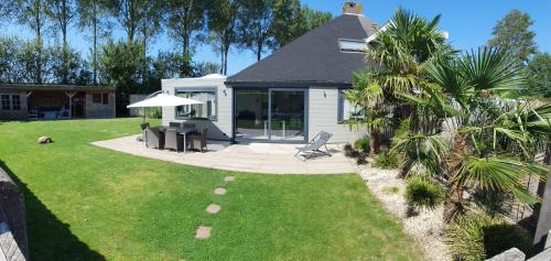 Luxuriöses Ferienhaus Mit Sauna Und Kamin Für 6 Personen Mit Großem Garten In Südlage