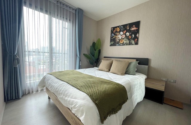 luxurious Condo W/Train access