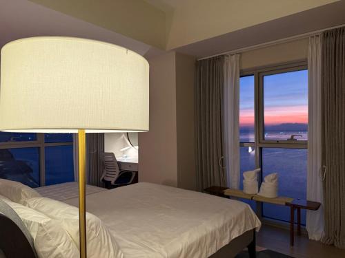 Luxurious 1 Br Facing Manila Bay Sunset Nearby Okada MOA Solaire Ayala Malls