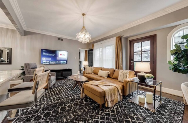 Luxurious 1BR/1BA condo in Dallas’s prestigious Swiss Avenue district, blending historic charm with modern amenities for an unforgettable stay.