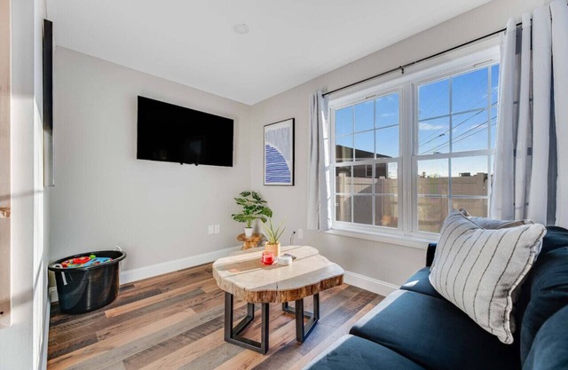 Luxurious 2-BR Condo: King Bed w/Workstation