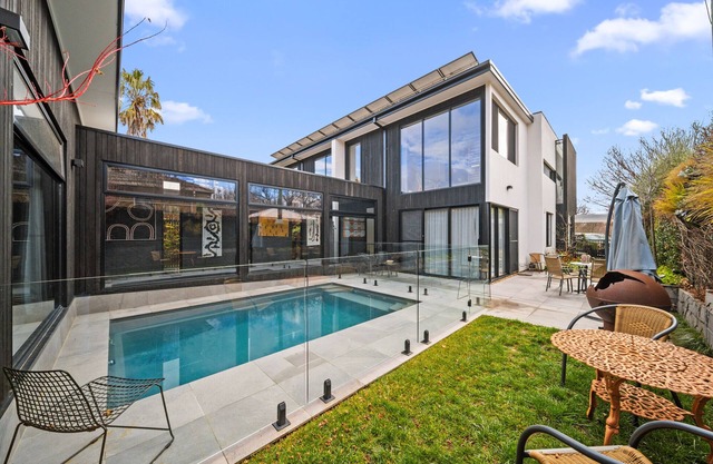 Luxurious 2-Bed: Pool, Lift, Alfresco Dining
