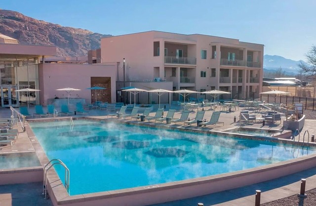 Luxurious 2-bedroom condo with pool, fitness room, WiFi in Magical Moab