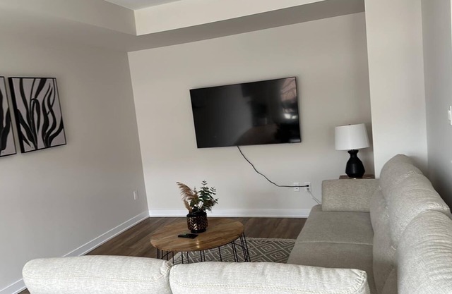 Luxurious 2 bedroom house.Close to amenities, airport,downtown and EY centre.nn