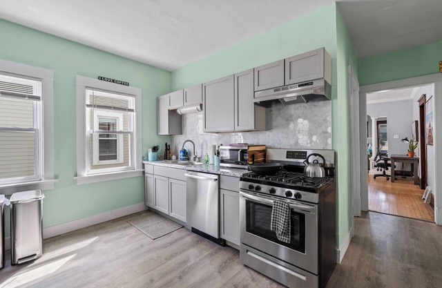 Luxurious 2 Bedroom in Bay View! lower LB