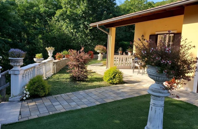 Luxurious 2-bedroom villa with private pool, AC, WiFi , Vineyard in Tuscany