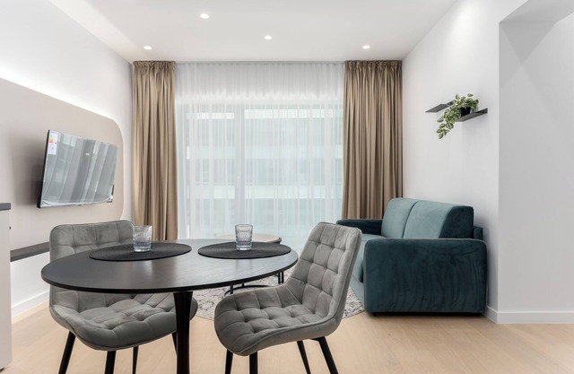 Luxurious 2-room apartment in northern Bucharest: concierge services, WiFi, AC