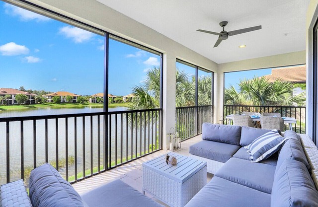Luxurious 2-Story Naples Carriage Home for Seasonal Rent!