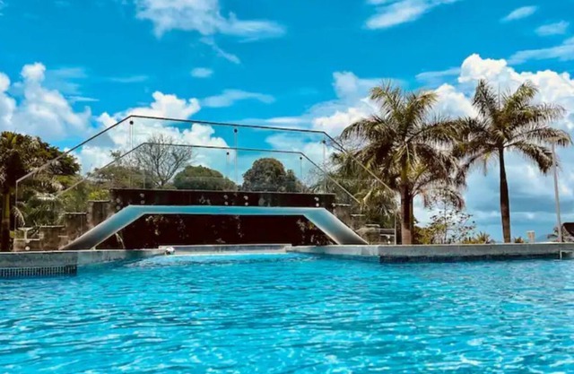 Luxurious 2Bed 2Bath. Large Pool and Private Beach