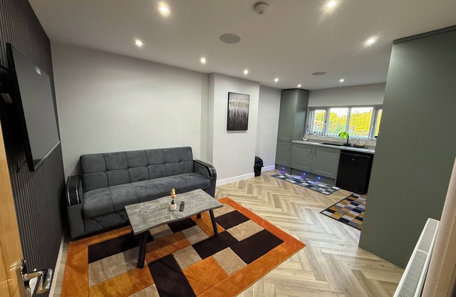 Luxurious 3-bedroom apartment with WiFi in charming Wolverhampton