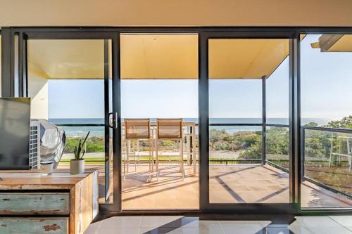 Luxurious 3 bedroom beachfront - panoramic views