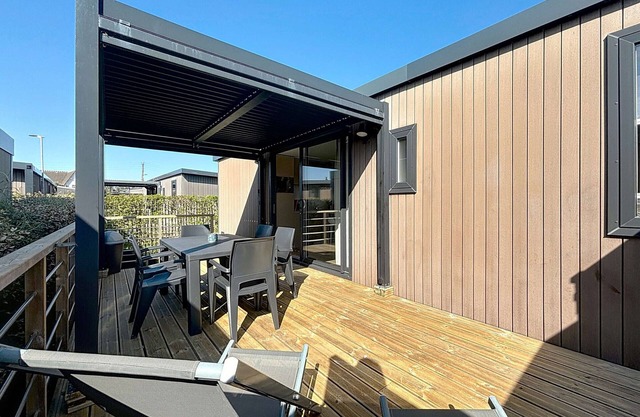 Luxurious 3-Bedroom Mobile-Home with Heated Pool, 200m from Beach, Sleeps 6